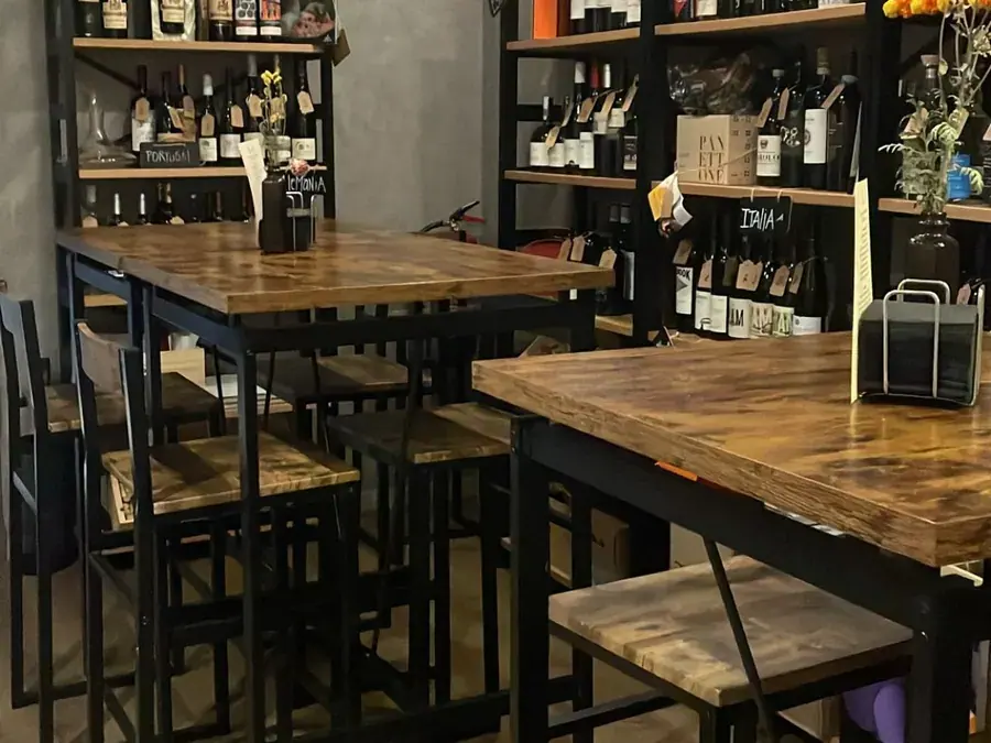 Local agradable en un ambiente cálido, con el vino como protagonista